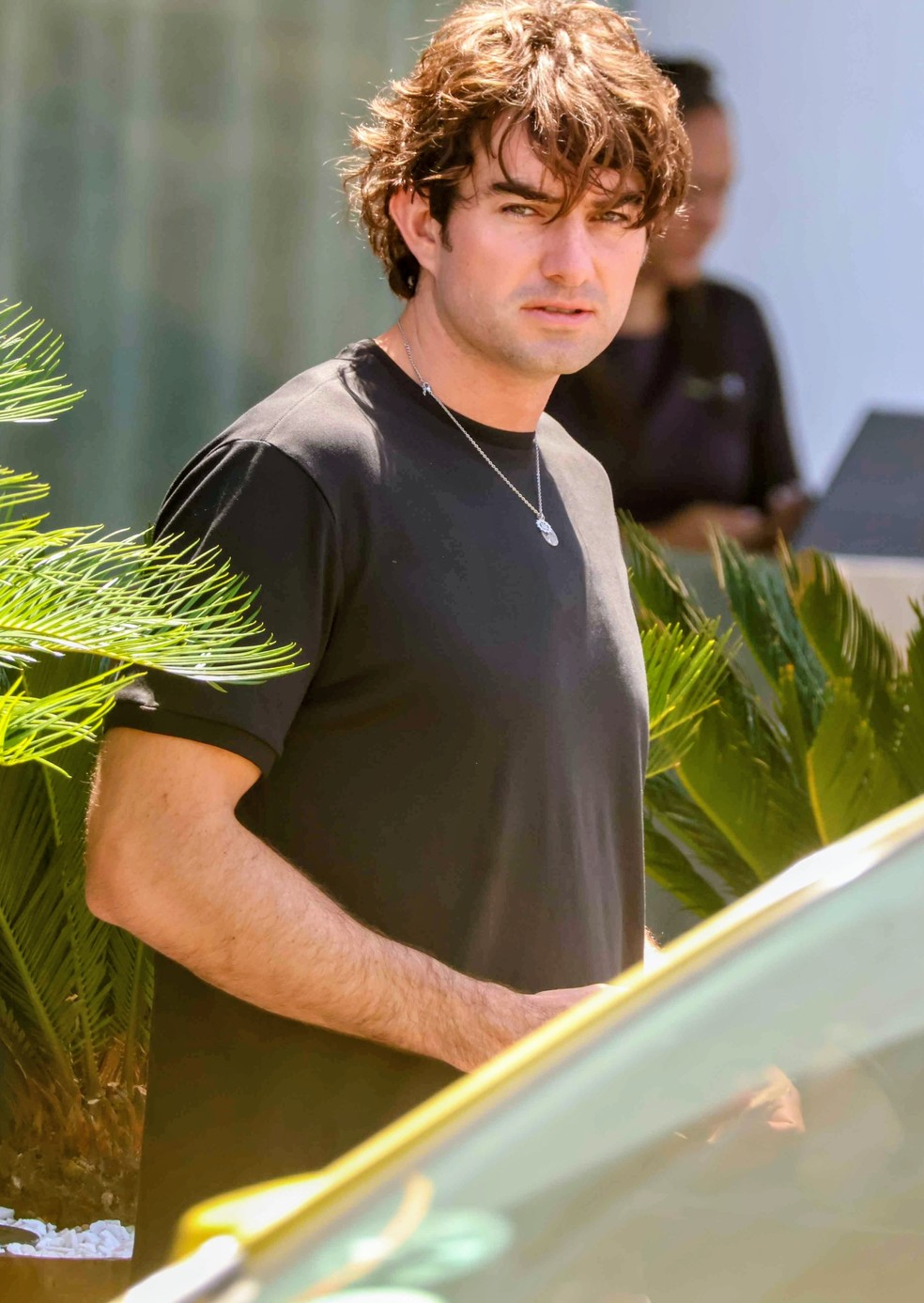 Conor Kennedy é fotografado ao sair de hotel — Foto: Daniel Delmiro/AgNews