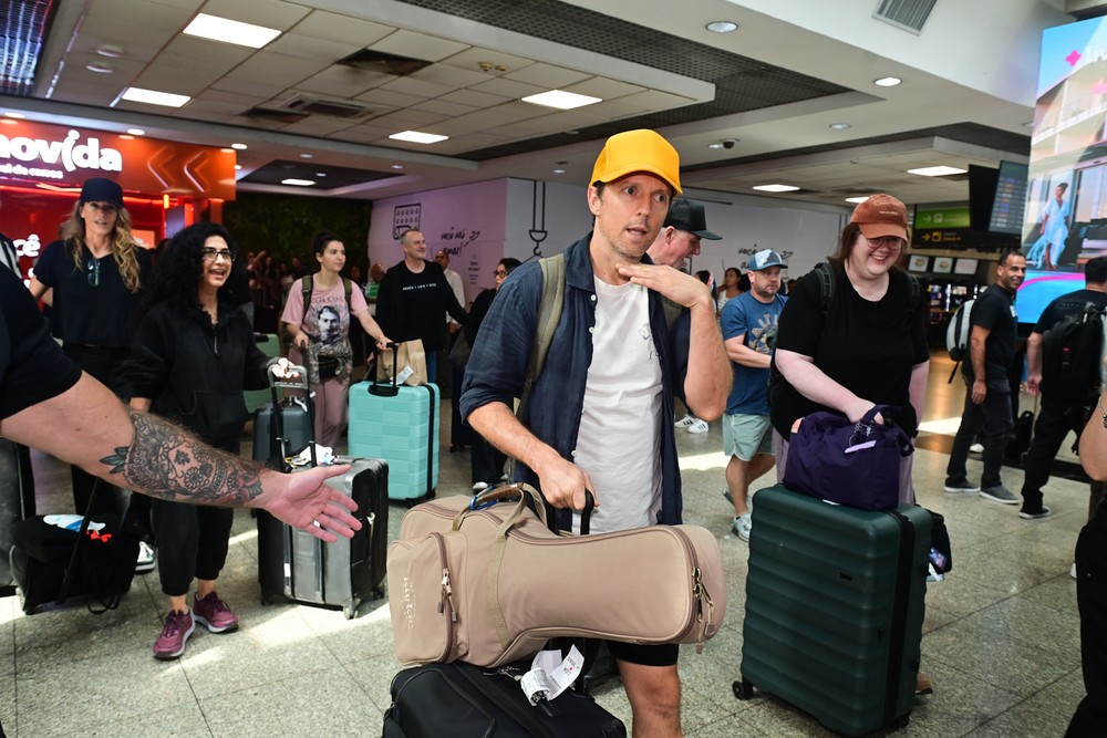 Cantor americano Jason Mraz faz caras e bocas ao desembarcar em São ...