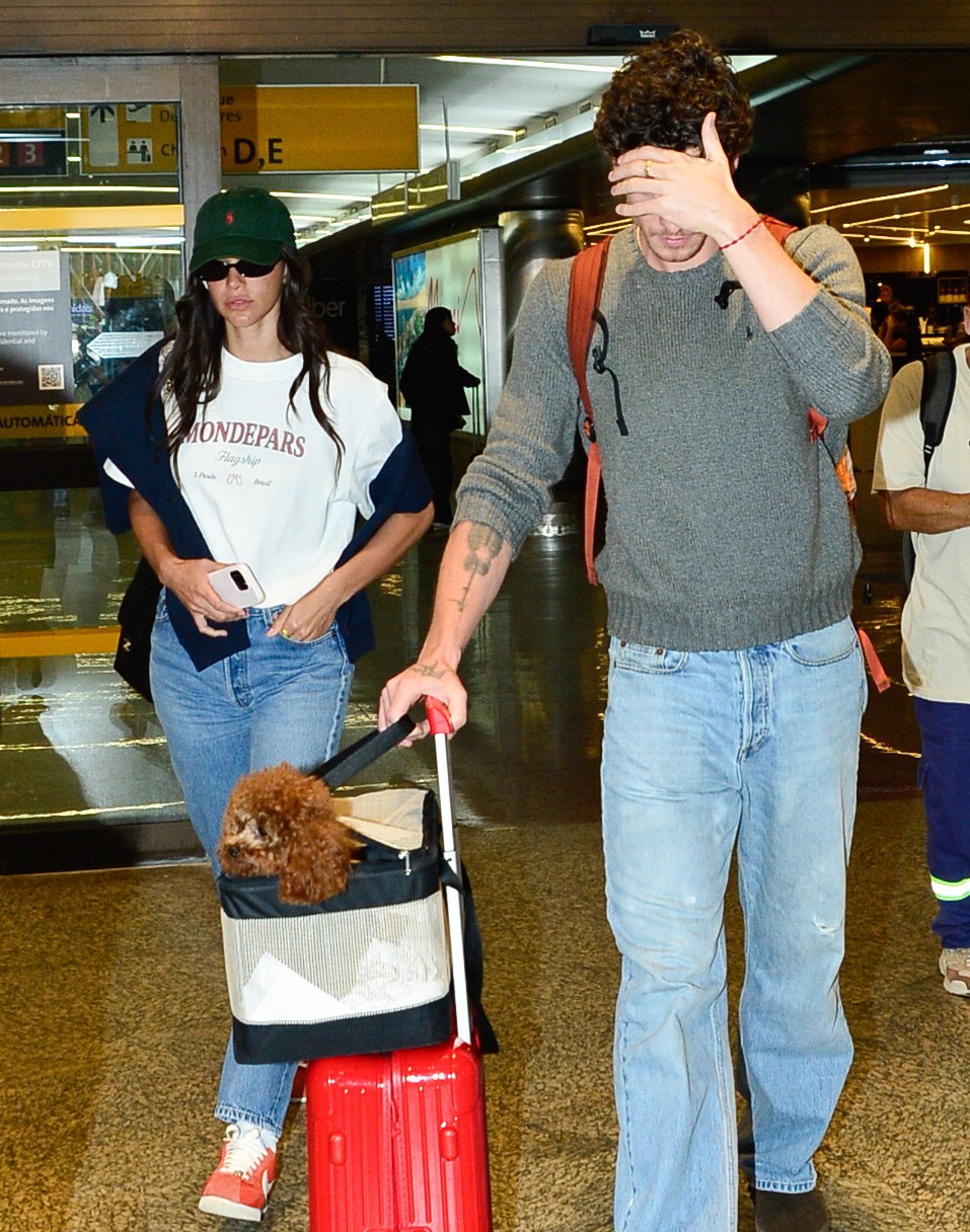 Bruna Marquezine e Shawn Mendes desembarcam em SP e vão embora no mesmo carro — Foto: Will Dias e Eduardo Martins / Brazil News