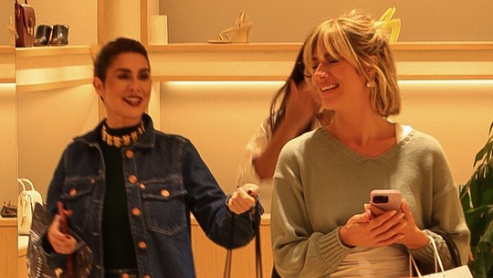 Após revelação de convite de Deborah Secco, Giovanna Ewbank passeia com Fe Paes Leme em shopping