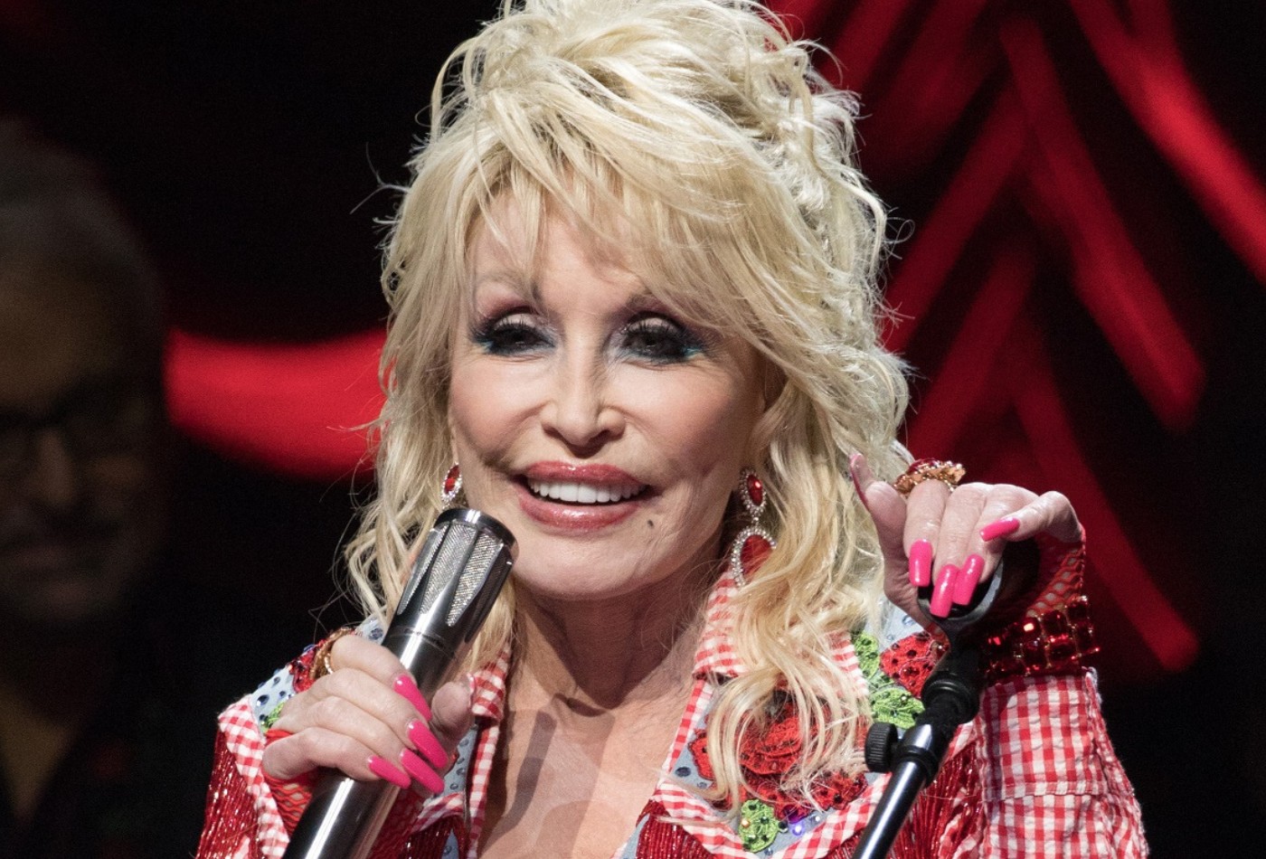 Dolly Parton terá velório privativo e será enterrada ao lado do marido; saiba mais - QTU Questões do Universo