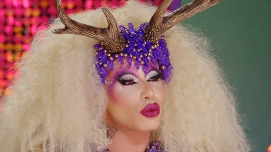 Grag Queen homenageia Elke Maravília para o snatch game de "Drag Race Brasil": "Minha lenda"