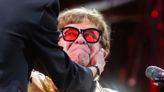 Elton John se emociona durante seu último show no Reino Unido; vídeo