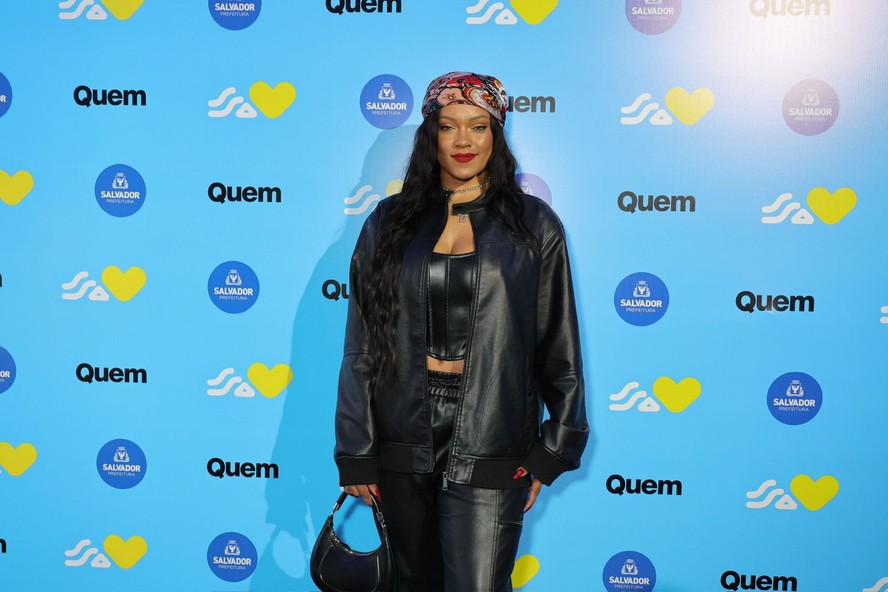 Caras  Rihanna surpreende em Paris com joia de 600 mil euros