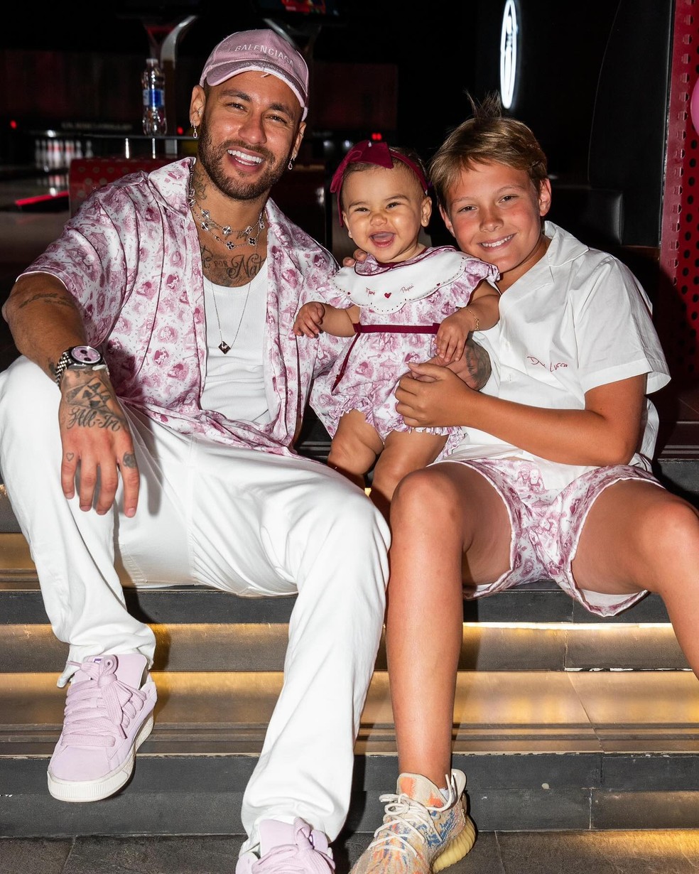 Neymar comemora Dia dos Pais com dois de seus três filhos — Foto: Reprodução/Instagram