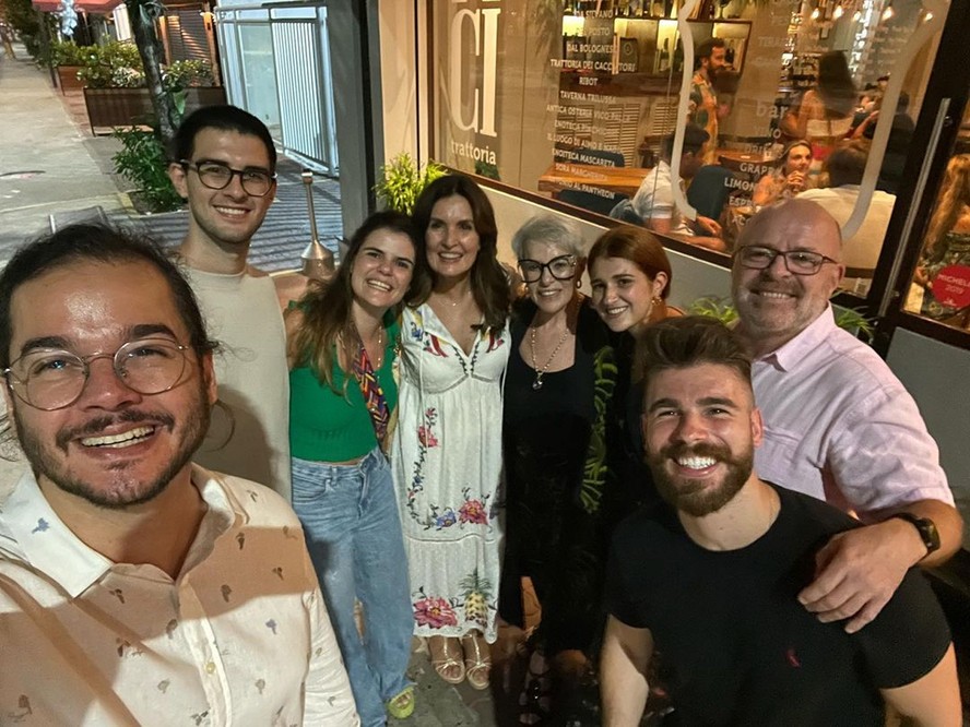 Fátima Bernardes, Túlio Gadêlha e Vinícius Bonemer com a família de Thalita Martins