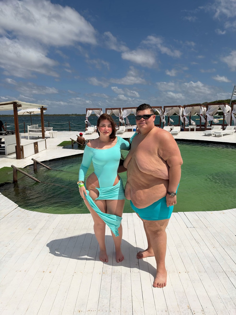 Gordão da XJ e a noiva, Nicolle Caroline, combinam looks em dia de praia em Jericoacoara — Foto: Reprodução/Instagram