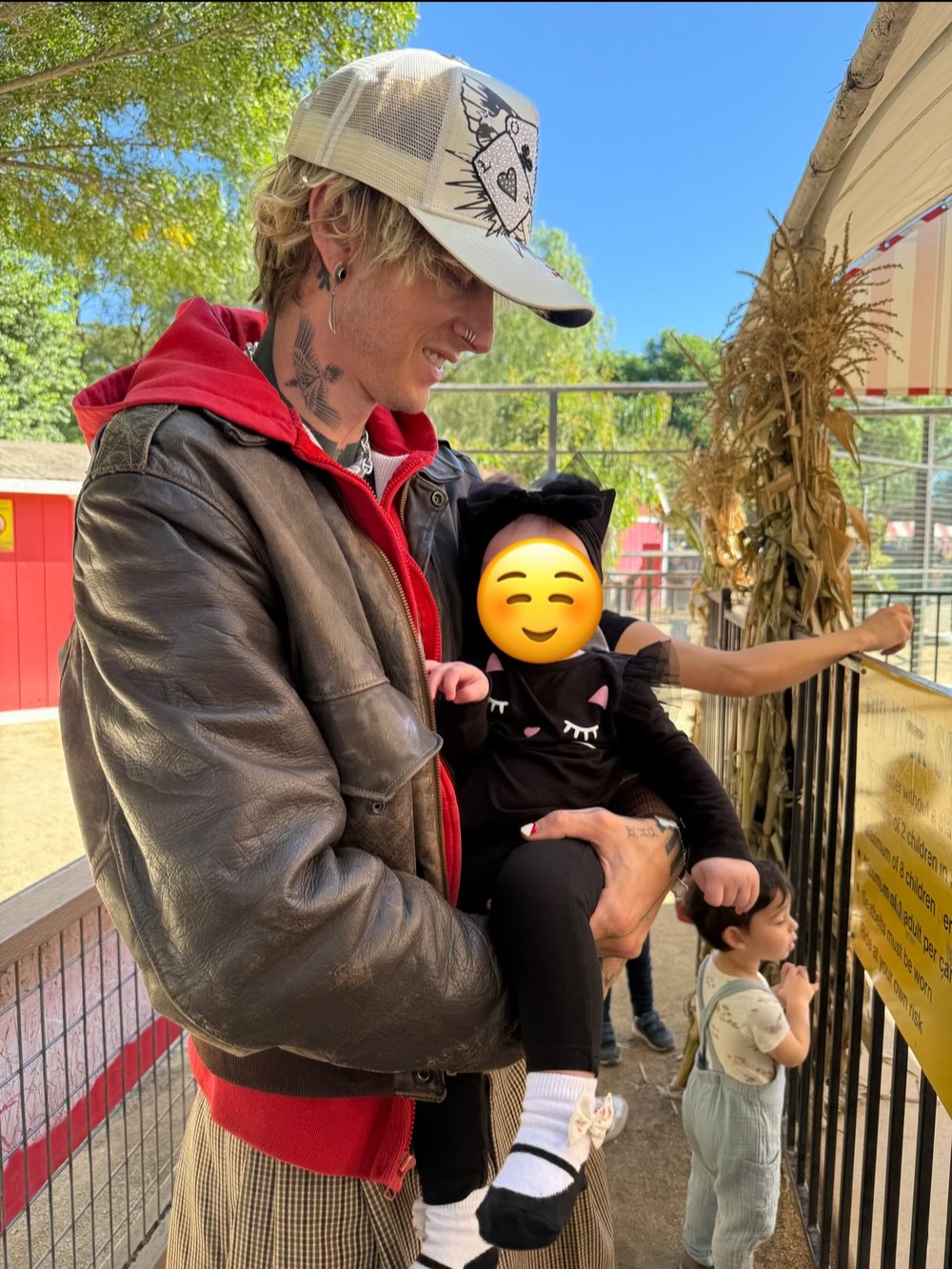 Machine Gun Kelly mostra primeiras fotos da filha com Megan Fox após ...