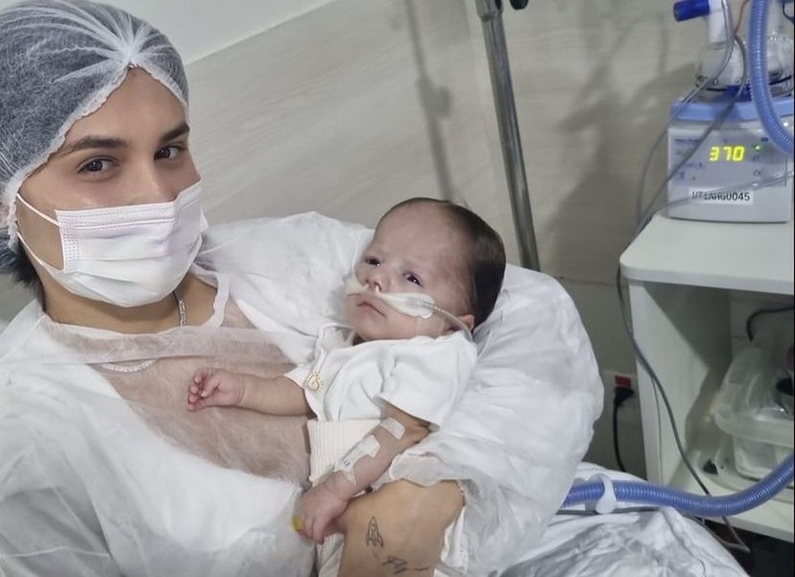 Mulher de Zé Vaqueiro mostra o filho caçula, internado desde o ...