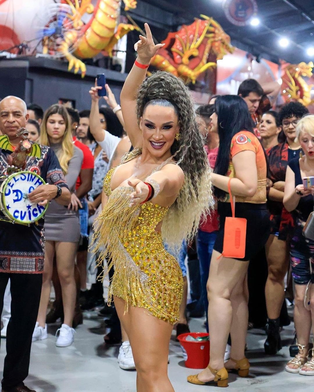 Karine Grum é rainha de bateria da Dragões da Real no Carnaval de SP — Foto: @andre.ferruchi/Reprodução/Instagram