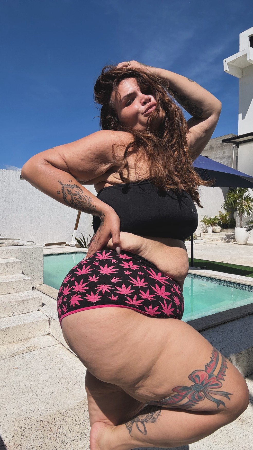 De shortinho e top, Thais Carla dança muito após perder 90 kg — Foto: Reprodução/Instagram