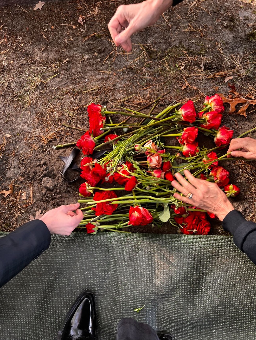 Madonna leva flores ao túmulo do irmão — Foto: Reprodução/Instagram