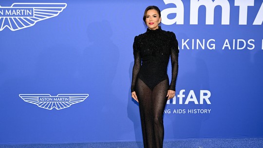 Eva Longoria aposta em vestido preto e transparente para Cannes
