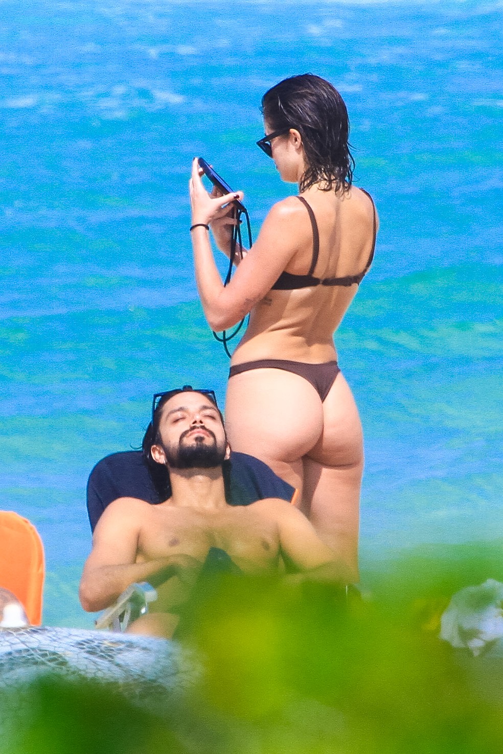 Rodrigo Simas e Agatha Moreira na Praia da Barra da Tijuca, no Rio — Foto: Fabricio Pioyani/AgNews