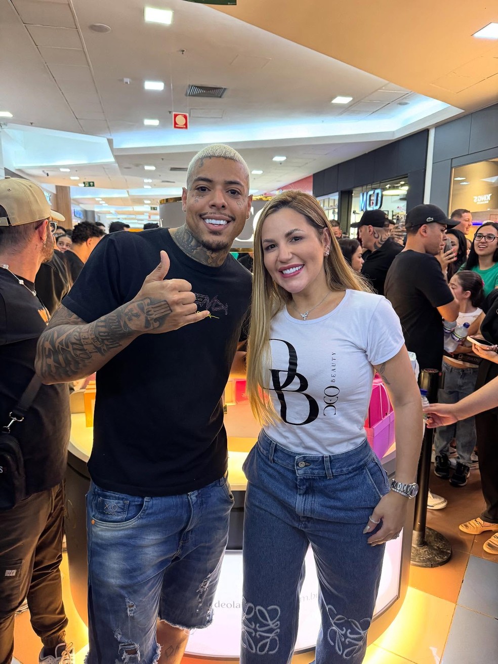 Deolane Bezerra posa com Pedro Augusto, sósia de MC Kevin (1998-2021) — Foto: Reprodução/Instagram