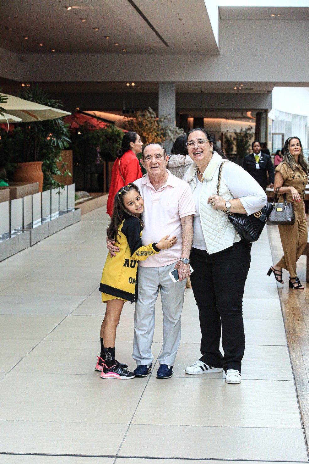 Renato Aragão e a esposa, Lílian Aragão, passeiam em shopping com amigos — Foto: AgNews