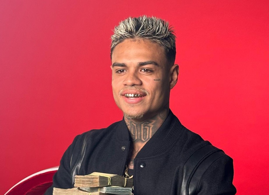 MC Cabelinho posa ostentando com maços de dinheiro e ganha elogio de