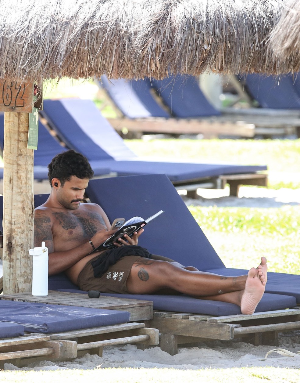 Viciado em HQs, Lucas Pizane lê em espreguiçadeira do Tivoli Ecoresort Praia do Forte — Foto: Dilson Silva/AgNews