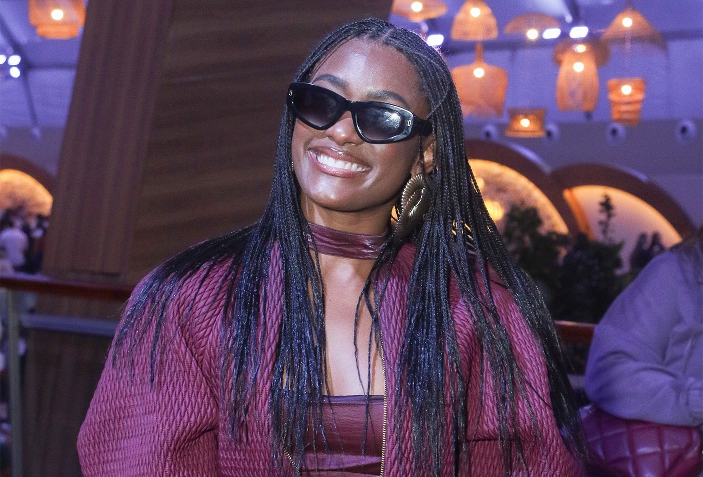Solteira, Erika Januza aposta em pernas de fora e longas botas para Rock in Rio