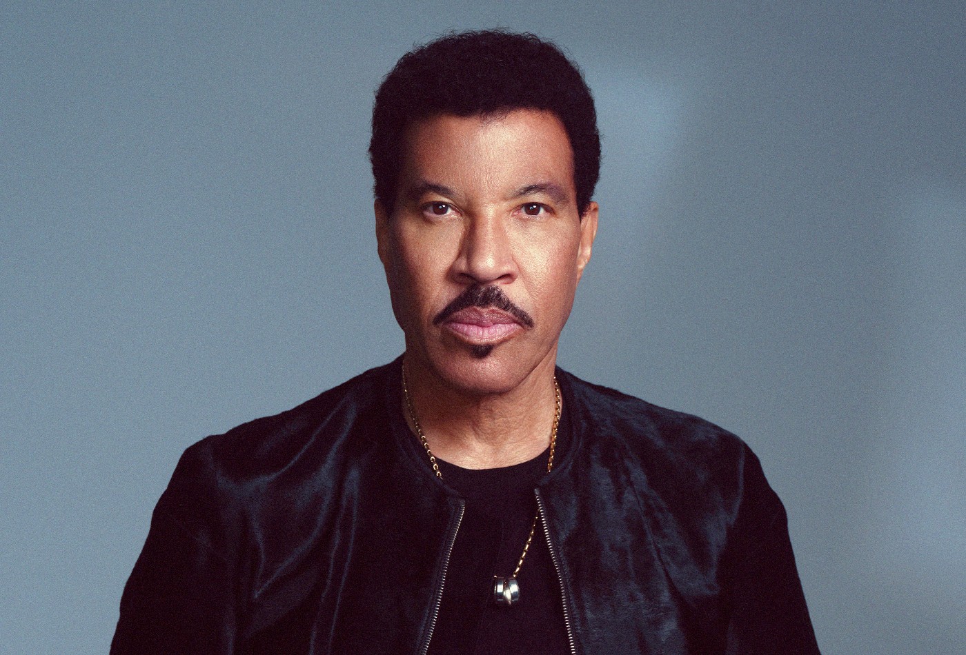 Lionel Richie segue internado na UTI após show e médicos investigam problemas cardíacos - QTU Questões do Universo