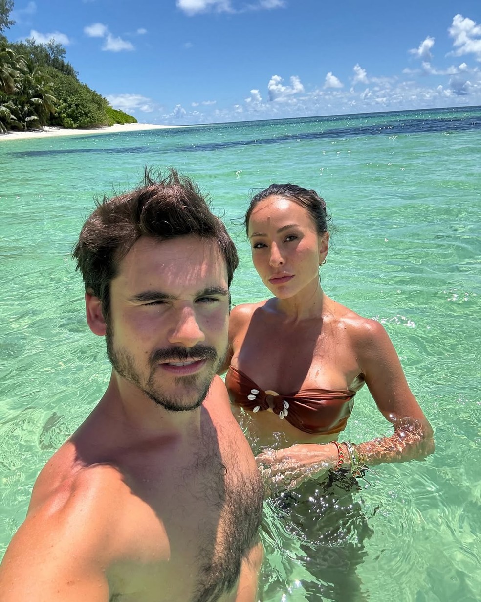 Sabrina Sato e Nicolas Prattes abrem álbum de lua de mel em ilha