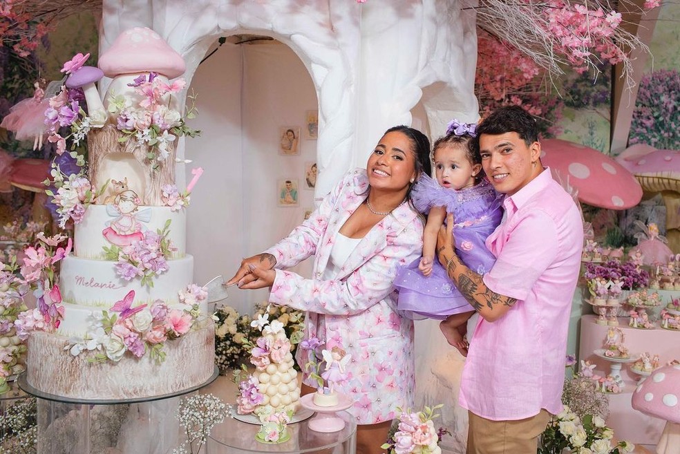Mirella e Zinho, padrinhos de Melanie, cortam o bolo da aniversariante — Foto: Reprodução/Instagram