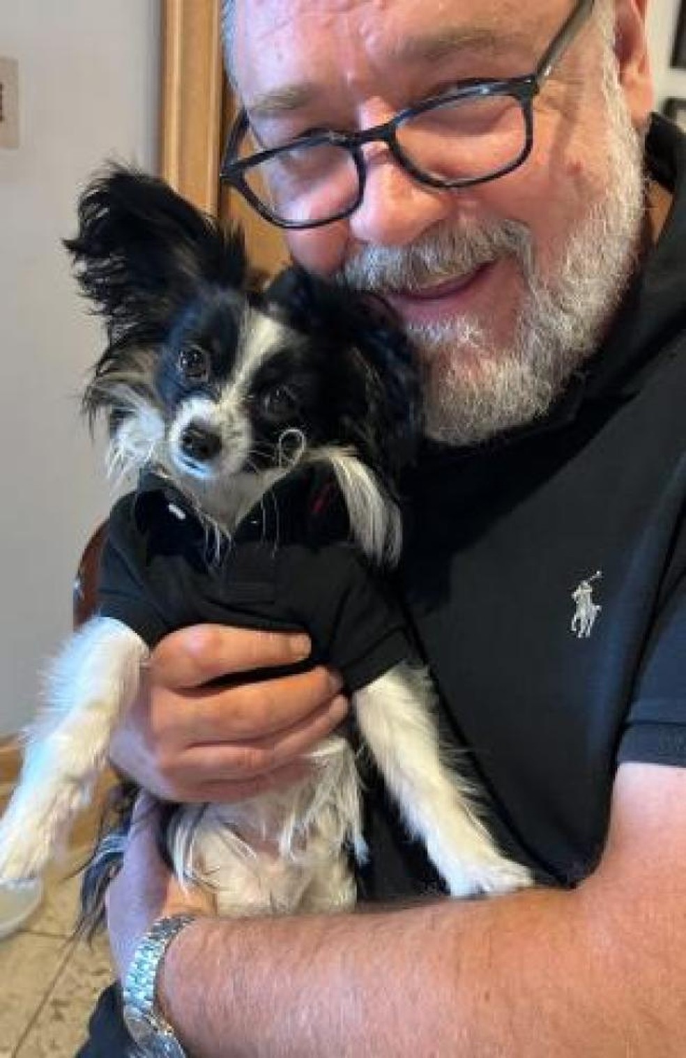 Russell Crowe e seu cachorro — Foto: Reprodução/Twitter