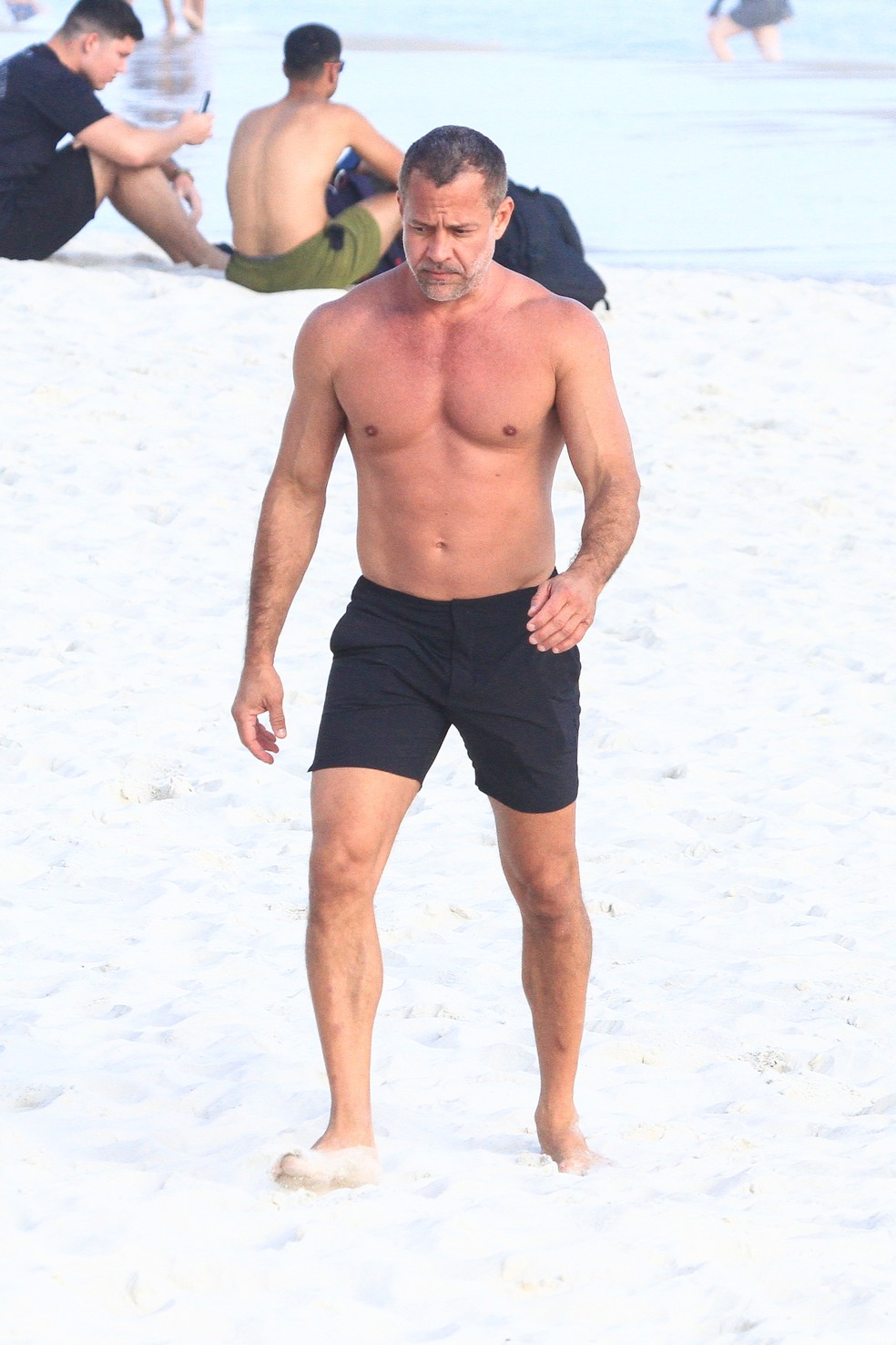 Malvino Salvador curtiu praia em família com Kyra Gracie — Foto: Fabrício Pioyani/Agnews