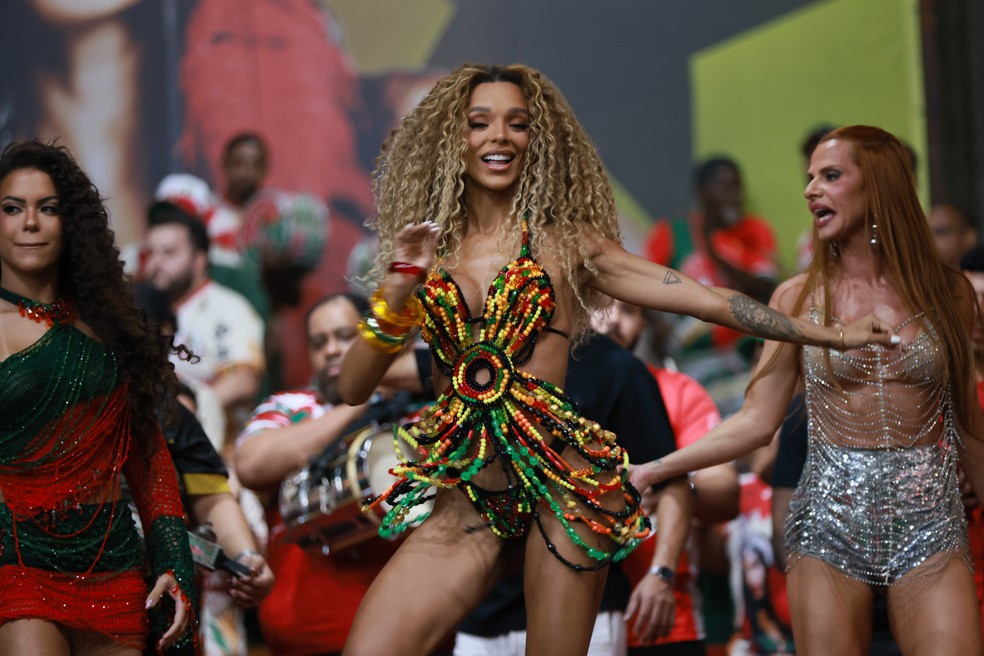 Brunna Gonçalves samba muito em ensaio da Grande Rio — Foto: Thiago Mattos/AgNews