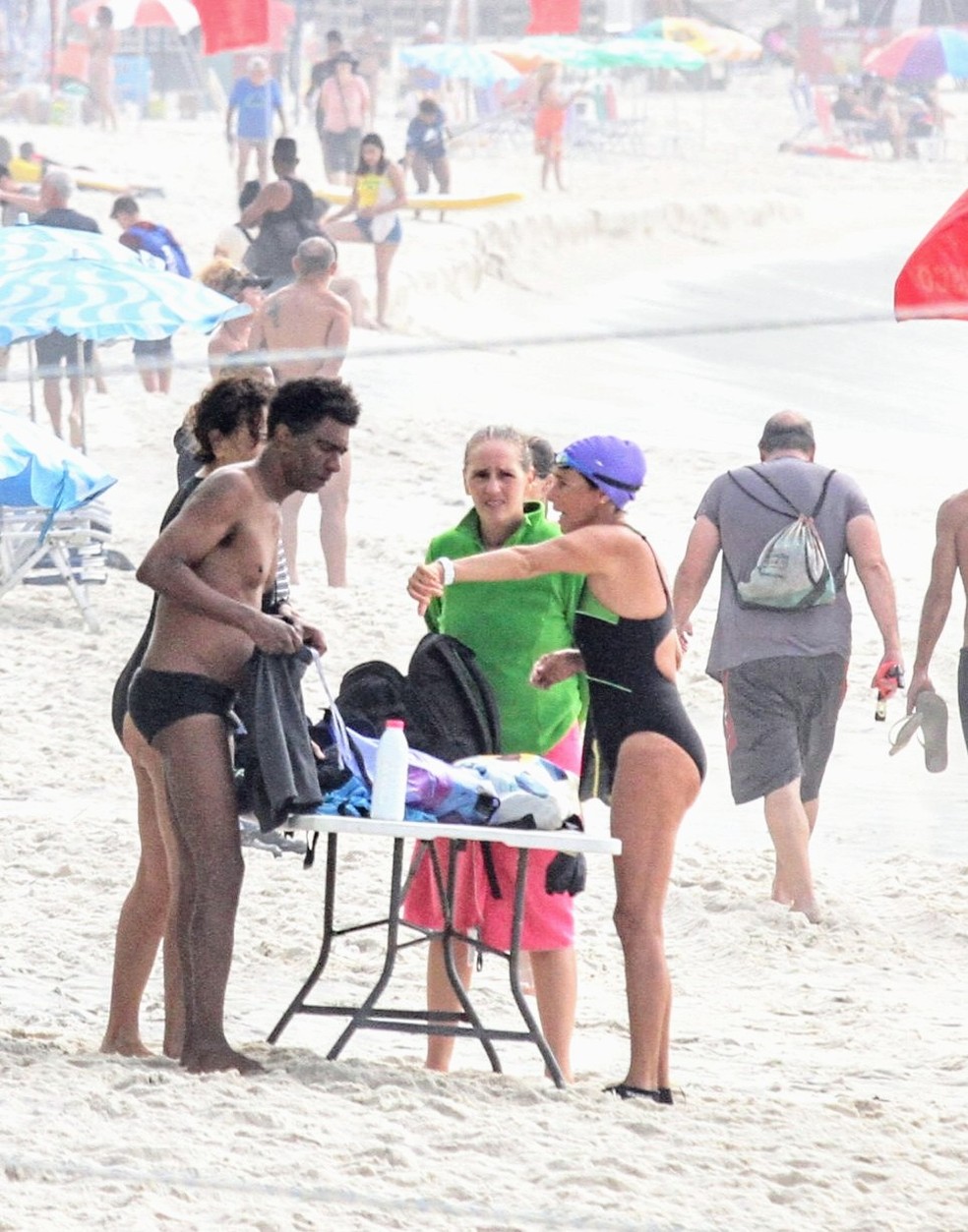 Fora da Globo, Andréa Beltrão joga futebol em praia no Rio de Janeiro