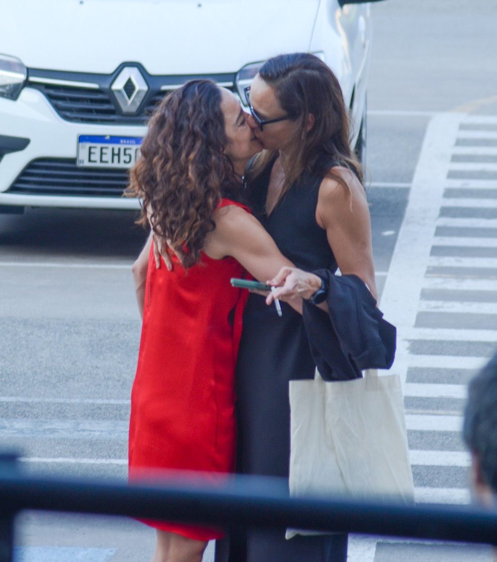 Alice Braga troca beijos com a namorada ao deixar evento em SP