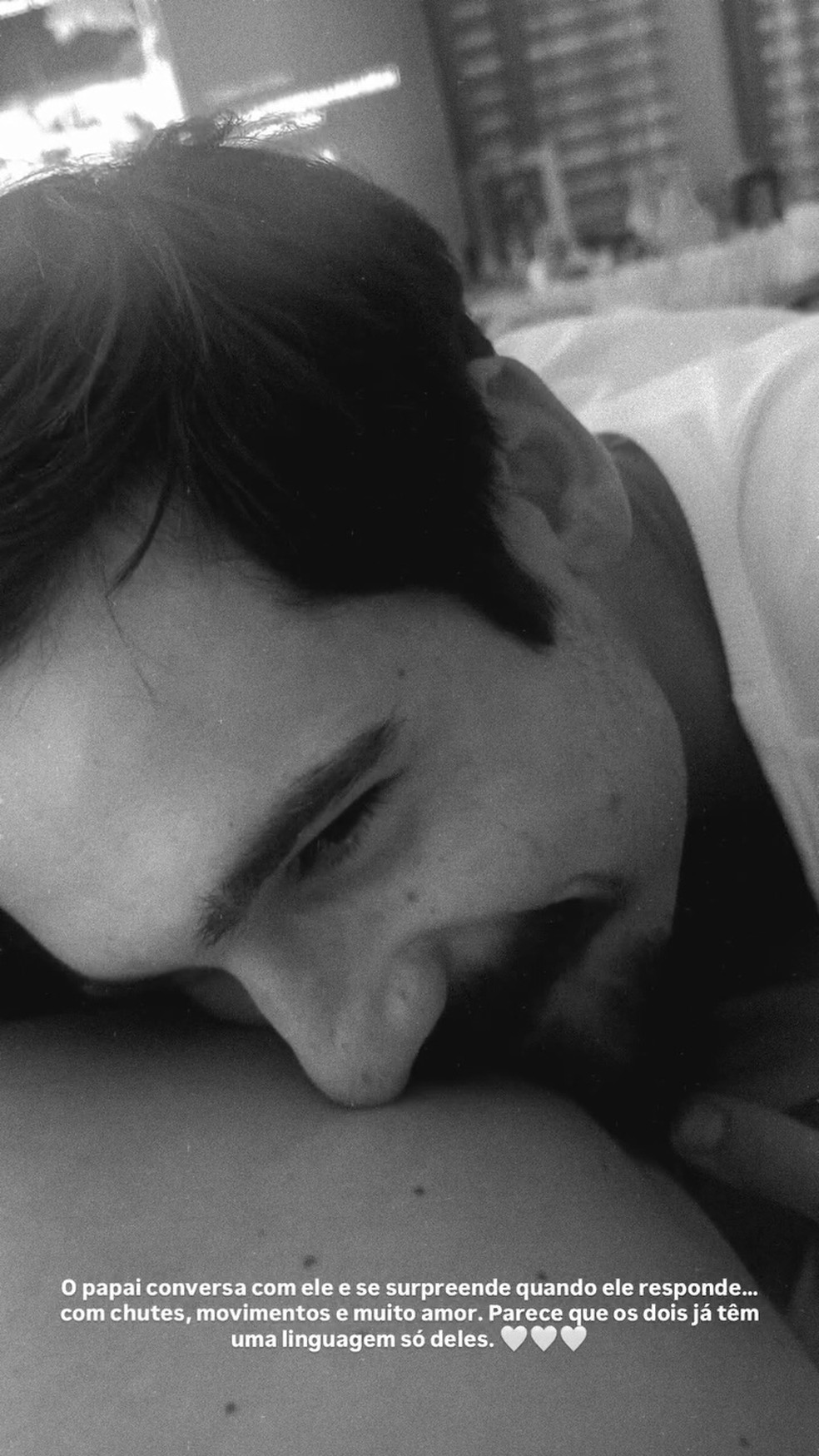 Nicolas Prattes posa coladinho ao barrigão de Sabrina Sato enquanto conversa com o filho — Foto: Reprodução/Instagram