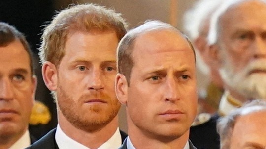 Em meio a polêmicas, Harry e William estarão na coroação do pai, o rei Charles III