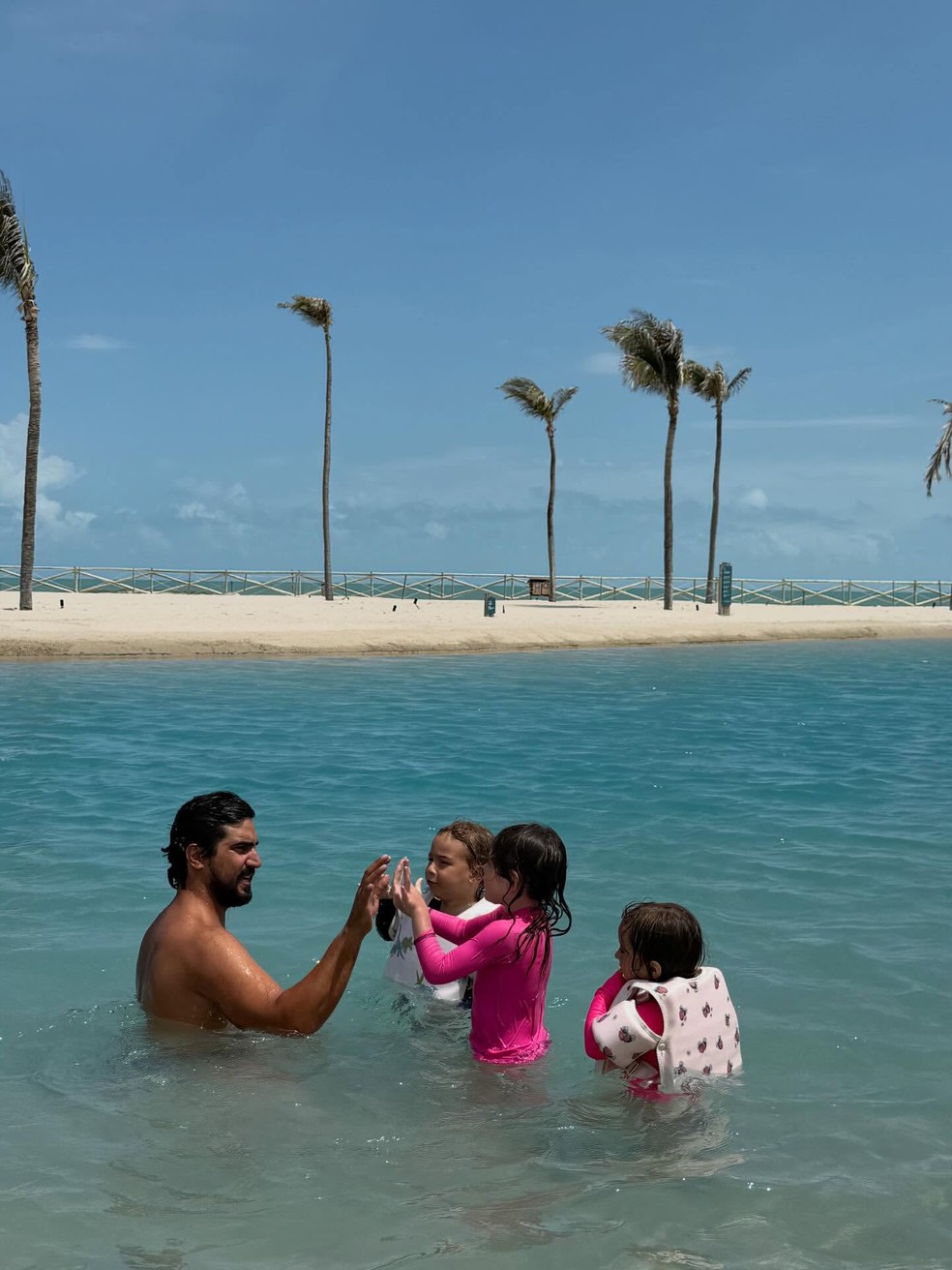 De biquíni de crochê e florzinha, Thaila Ayala esbanja carão e corpão durante viagem em família — Foto: Reprodução/Instagram