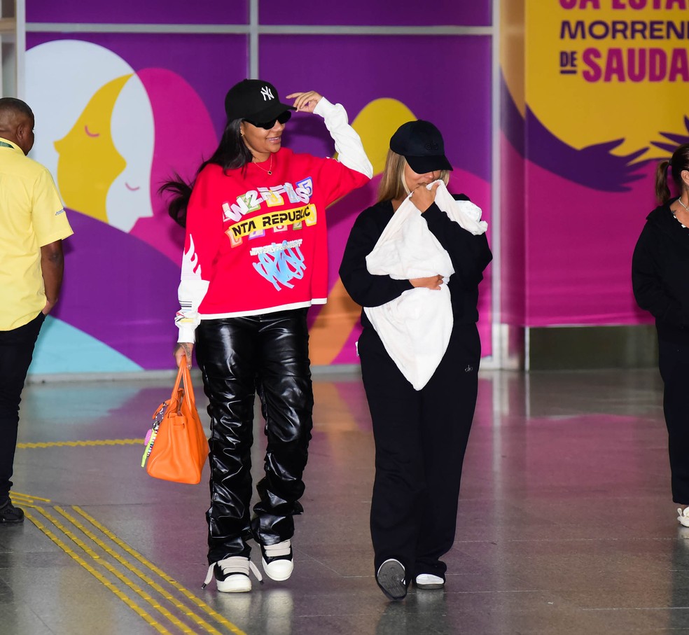Ludmilla e Brunna Gon&ccedil;alves desembarcaram no Brasil com a filha &mdash; Foto: Webert Belicio/Agnews