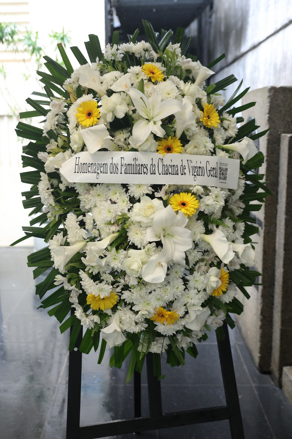 Coroa de flores no velório de Ancelmo Gois — Foto: Roberto Filho/BrazilNews