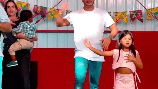 Arthur Aguiar dança com a filha em festa junina escolar; vídeo