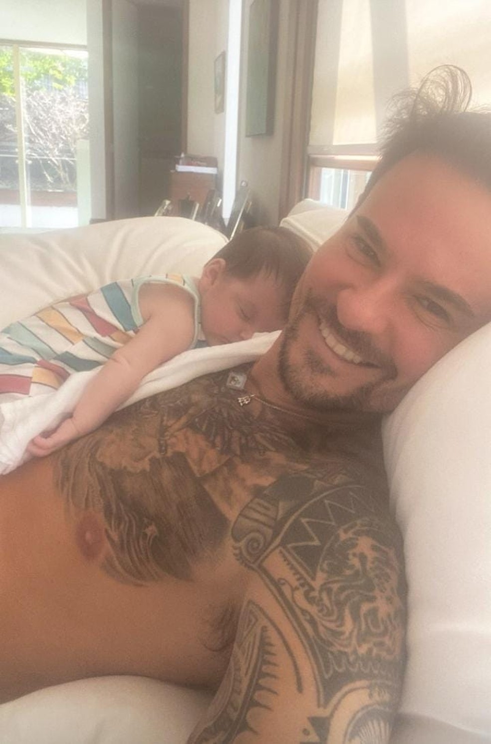 Paulo Vilhena mostra a filha, Manoela, de 1 mês, dormindo em seu colo — Foto: Reprodução/Instagram
