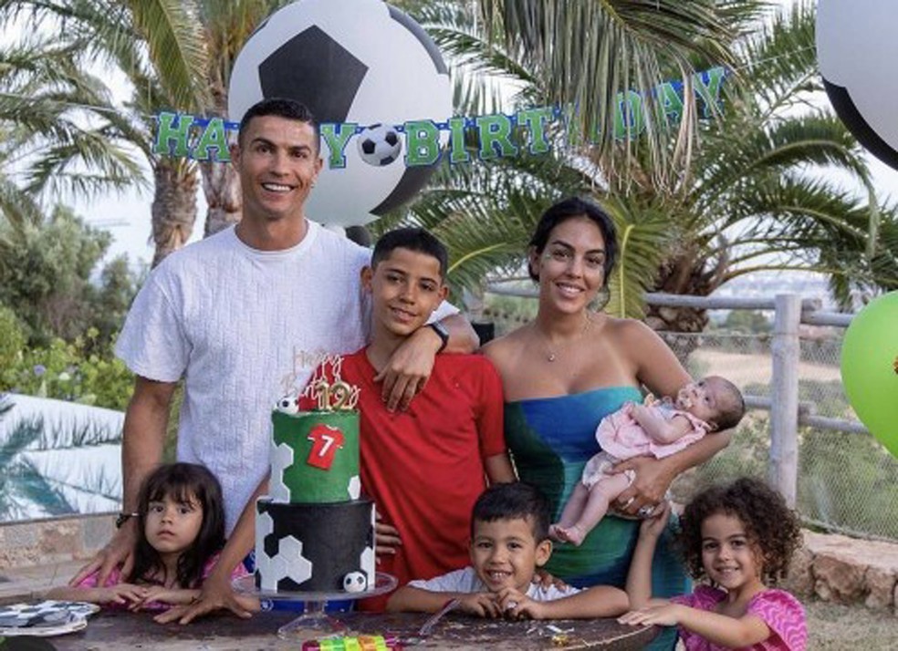 Georgina Rodríguez com Cristiano Ronaldo e a família — Foto: Reprodução Instagram