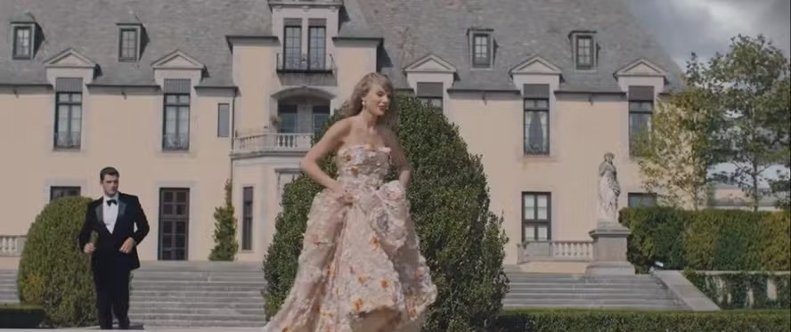 Castelo de clipe de Taylor Swift é leiloado por R$ 385 milhões
