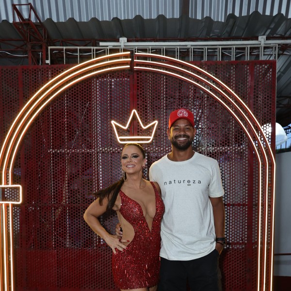 Erika Januza e Viviane Araujo brilham em feijoada na quadra da Viradouro