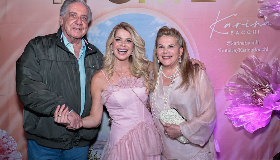 Karina Bacchi com os pais — Foto: Van Campos/Agnews
