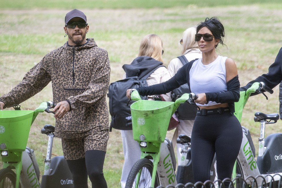 Kim Kardashian e Lewis Hamilton — Foto: The Grosby Group