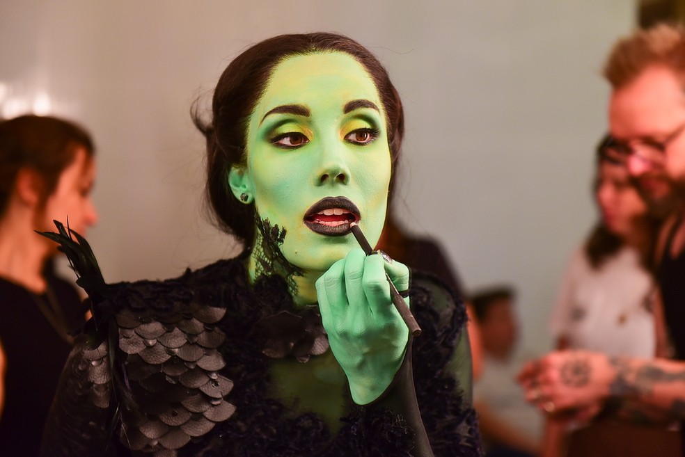 Myra Ruiz em sessão de fotos do musical Wicked — Foto: Andy Santana/BrazilNews