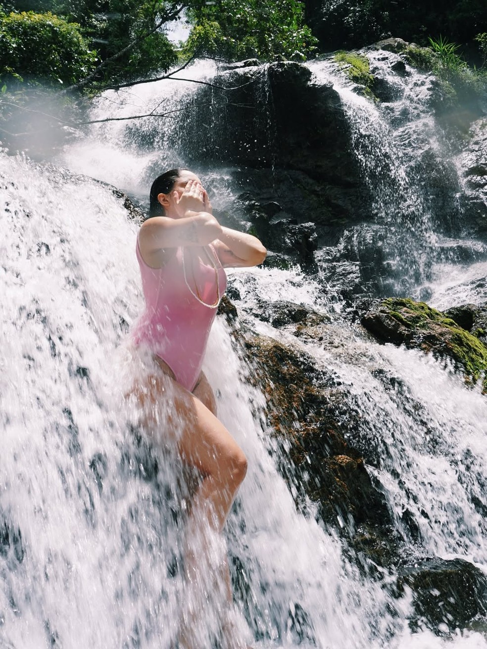 Carol Macedo toma banho de cachoeira — Foto: Reprodução/Instagram