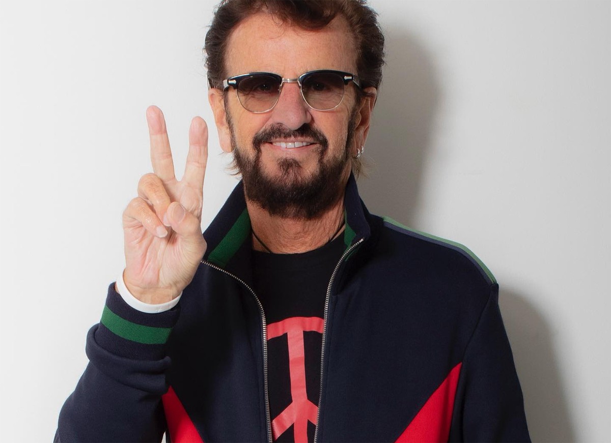 Ringo Starr cai no palco em show; vídeo