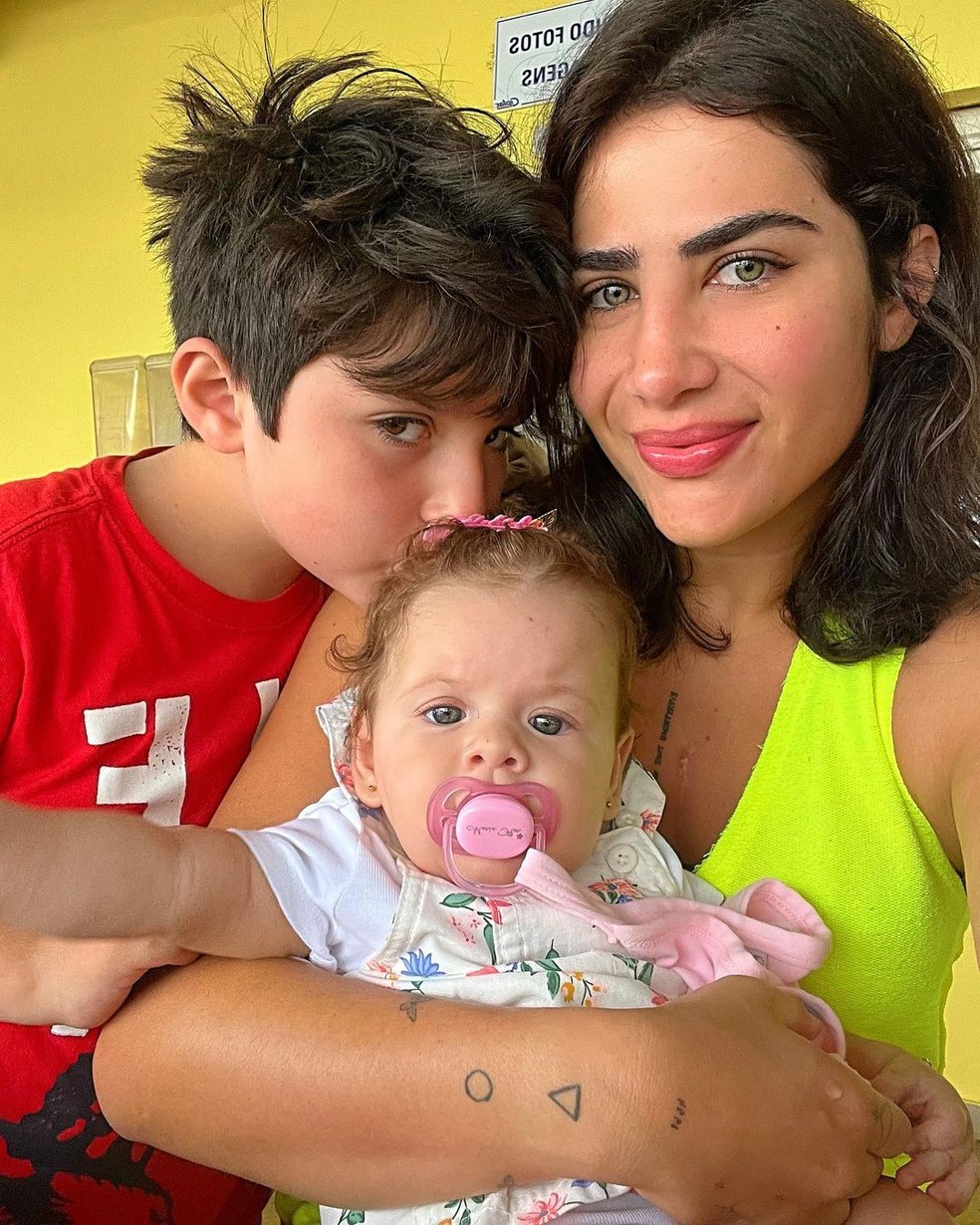 Jéssica Beatriz Costa e o filho Noah com Maria Flor — Foto: Reprodução/Instagram