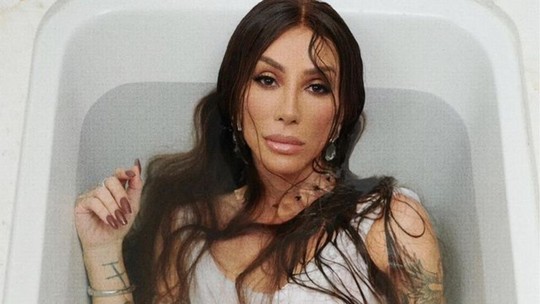 Maya Massafera posa com look transparente na banheira após transição