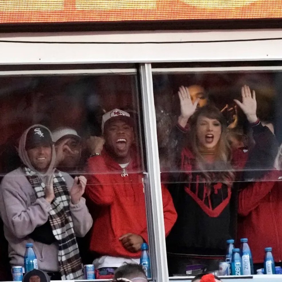 Taylor Swift tem momento fofo com Travis Kelce com direito a beijo na ...