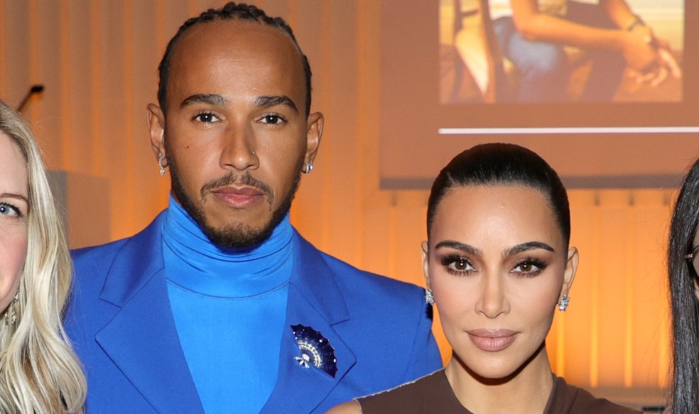 Lewis Hamilton e Kim Kardashian em um evento em 2021 — Foto: Getty Images